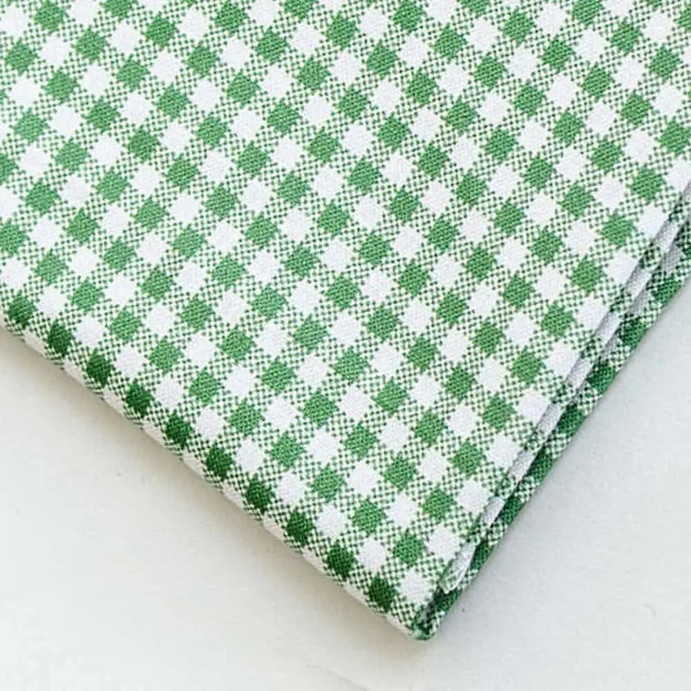 Das Bandana Halstuch für Hunde - "Weekend im grünen Vichy Karo Muster bietet ein Hauch Landhaus-Flair als stylisches Accessoire.