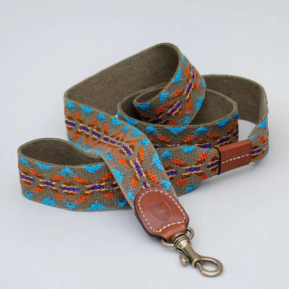 Diese Bohemian Leine "Olive Boheme Leash" von Buddys bietet mit seinen Details ein künstlerisch-sommerlichen Vibe