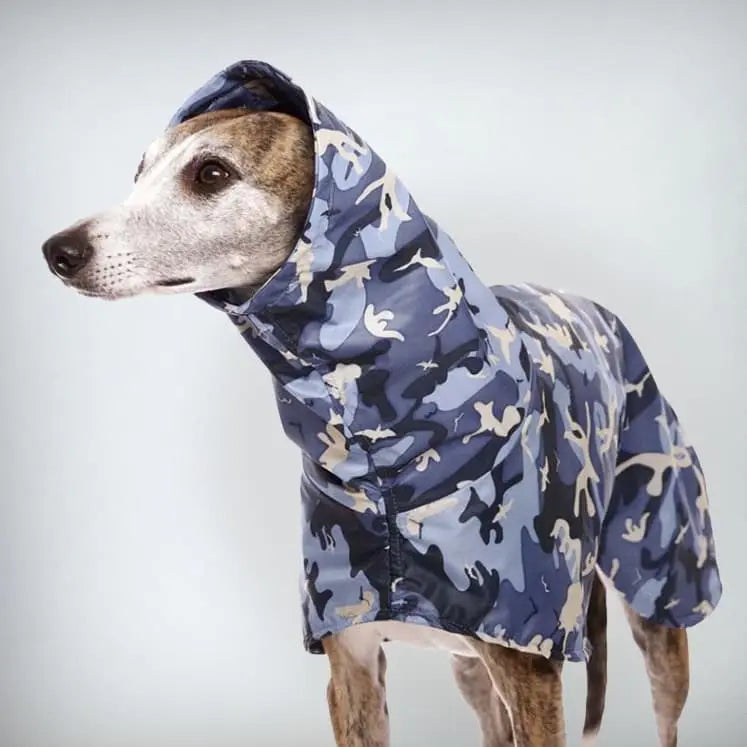 „Michael RAIN“ im frechen blauen Camouflage Look ist eine luxuriöse dünne Hunde-Regenjacke, die ein besonderes Statement setzt.
