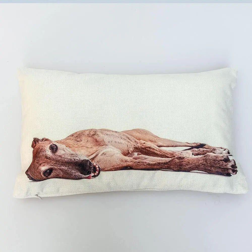 Der Kissenbezug mit Windhund-Motiv überzeugt mit seiner liebevollen Abbildung - ein absolutes Must-Have für Windhund Liebhaber!