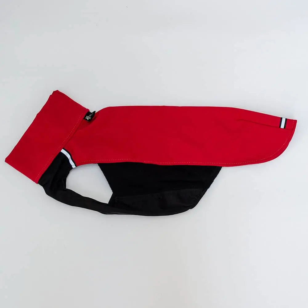 Dieser rote Softshell Hunde-Pullover "HACHICO Vol. 2" ist die perfektionierte Neuauflage für aktive freiheitsliebende Hunde