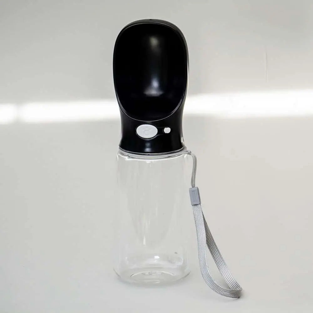 Die antibakterielle tragbare Hundeflasche "Bevendo" in schwarz bietet 4Beinern eine praktische Trinkgelegenheit für unterwegs