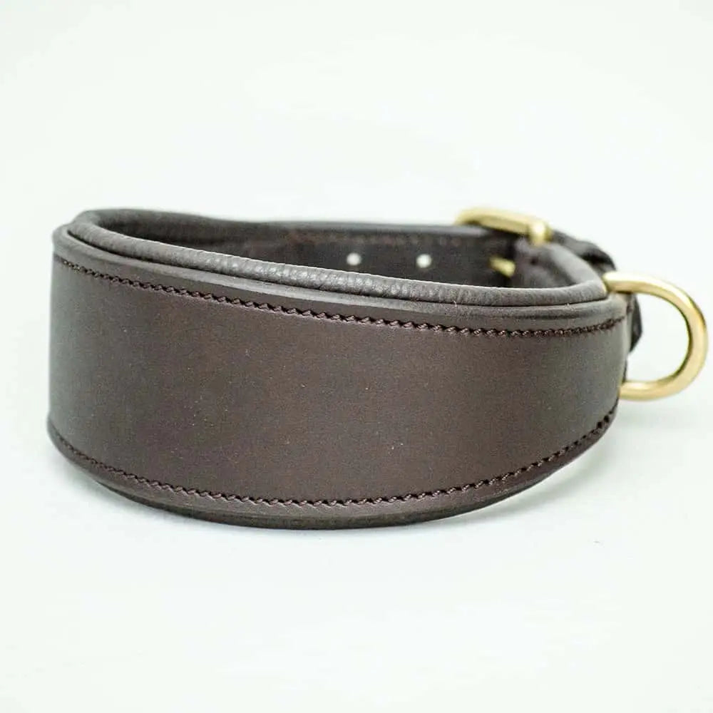 Das Windhund-Lederhalsband "Greyhound Brown" vermittelt mit seinem dunklen braun ein exquisites Erscheinungsbild