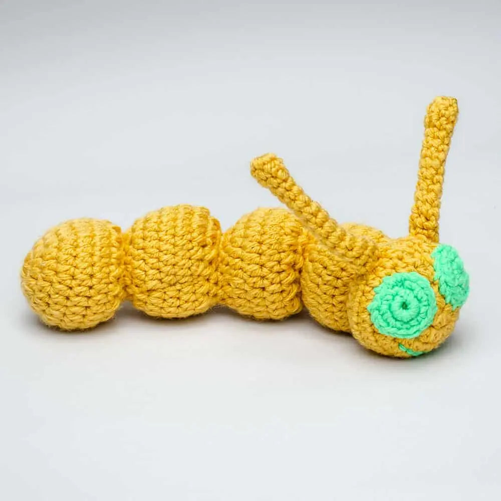 Die gelbe Raupe "Klein Ruspi" ist ein liebevoll von hand gehäkeltes Spielzeug, dass in Deutschland hergestellt wurde.